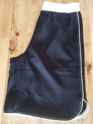 Bermudas negras con detalles blancos