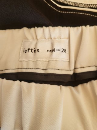 Bermudas negras con detalles blancos