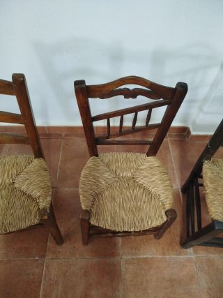 Antiguas sillas de madera y yute