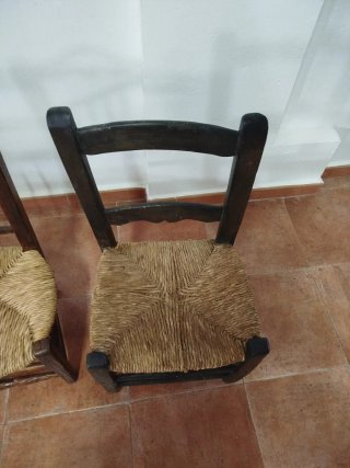 Antiguas sillas de madera y yute