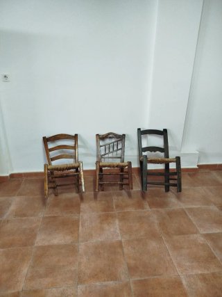 Antiguas sillas de madera y yute