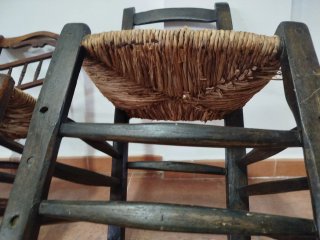 Antiguas sillas de madera y yute