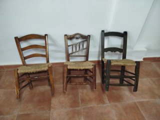 Antiguas sillas de madera y yute