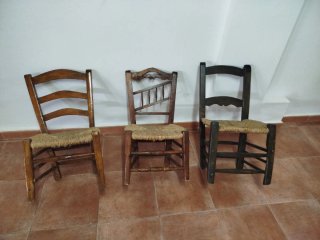 Antiguas sillas de madera y yute