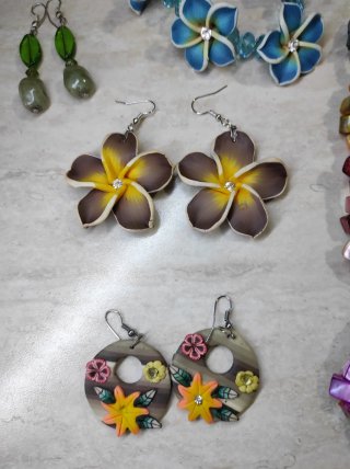 Bracciali arcobaleno e floreali