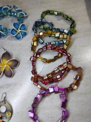 Bracciali arcobaleno e floreali