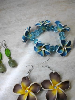 Bracciali arcobaleno e floreali