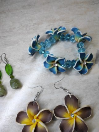 Bracciali arcobaleno e floreali