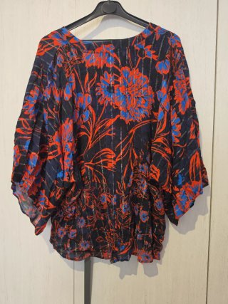 Blusa Desigual floral negra y roja