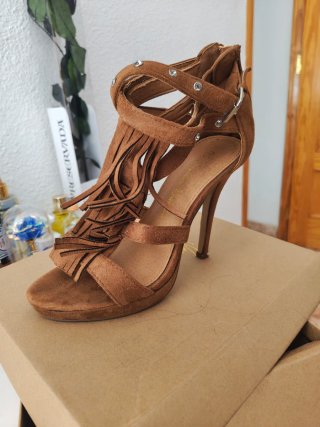 Sandalias tacón marrón con flecos