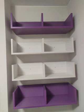 Estanterías de madera moradas y blancas