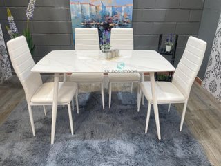 Mesa de comedor blanca con 4 sillas acolchadas