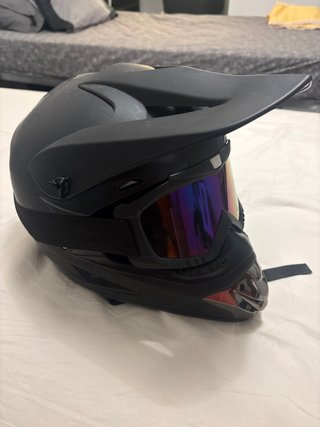 Casco integral con gafas