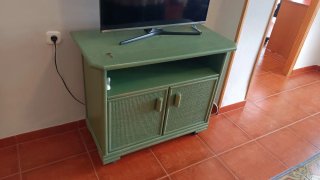 Mueble TV verde con puertas