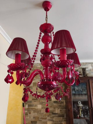 Lámpara de araña de cristal roja