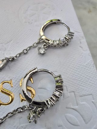 Pendientes plateados con colgantes