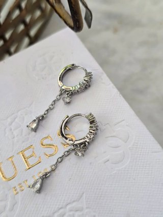 Pendientes plateados con colgantes