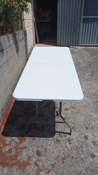 Mesa plegable blanca y gris.