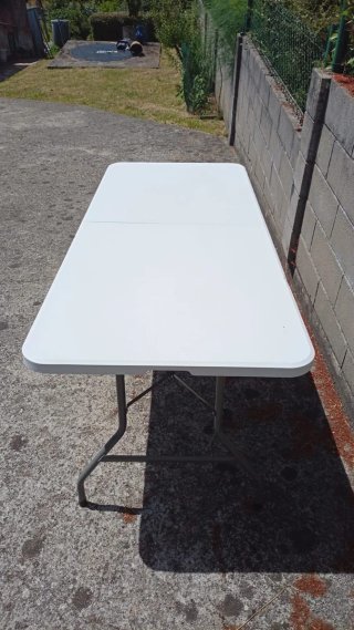 Mesa plegable blanca y gris.