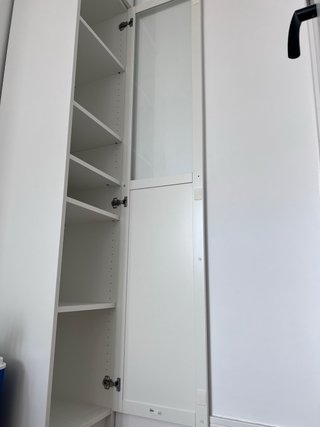 Librería Billy Blanca con altillo  de Ikea.