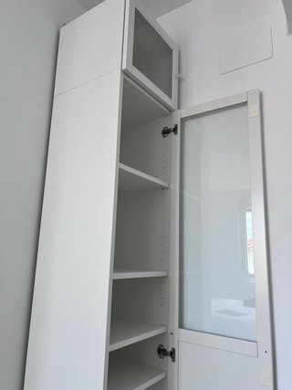 Librería Billy Blanca con altillo  de Ikea.