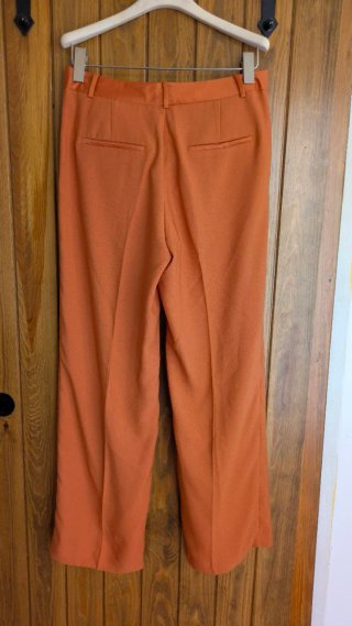 Pantalón traje pinzas naranja corte recto
