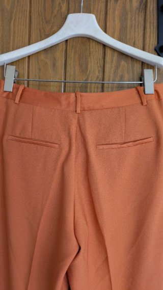 Pantalón traje pinzas naranja corte recto