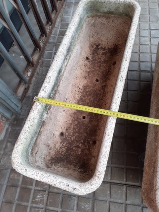 Jardineras de piedra beige y gris
