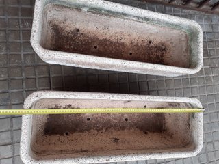 Jardineras de piedra beige y gris