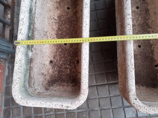Jardineras de piedra beige y gris