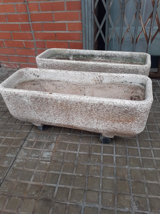Jardineras de piedra beige y gris
