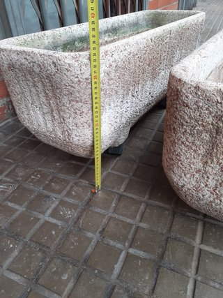 Jardineras de piedra beige y gris