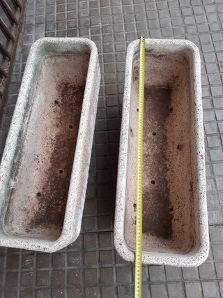 Jardineras de piedra beige y gris