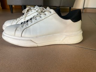 Zapatillas blancas y negras