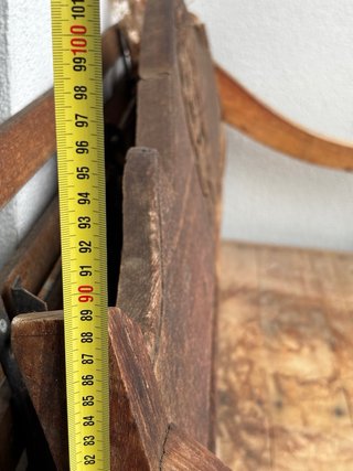 Banco antiguo de madera maciza para restaurar