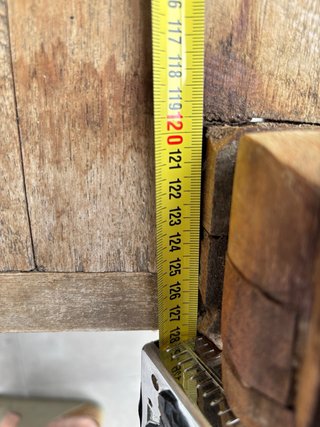 Banco antiguo de madera maciza para restaurar