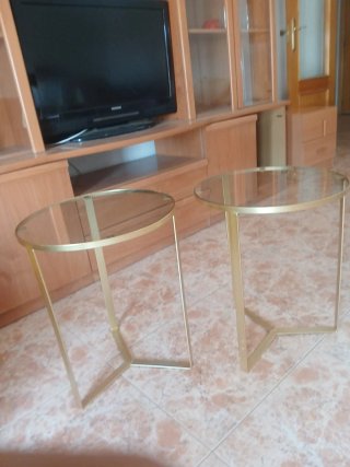 Juego 2 mesas auxiliares cristal y metal dorado