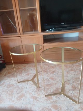 Juego 2 mesas auxiliares cristal y metal dorado
