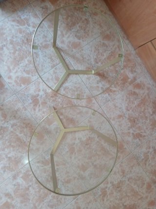 Juego 2 mesas auxiliares cristal y metal dorado