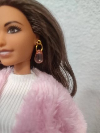 Muñeca Barbie morenita con ropa