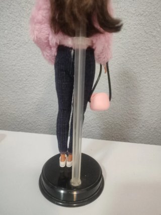 Muñeca Barbie morenita con ropa