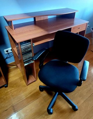 Escritorio 123×93×55 con bandeja teclado mas silla
