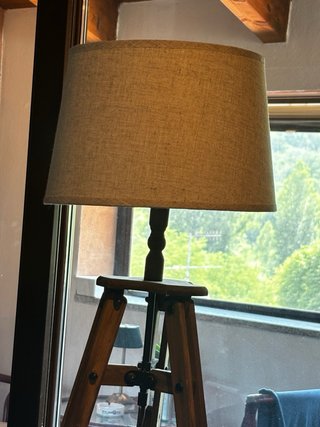 Lampada in legno con paralume in tessuto