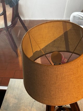 Lampada in legno con paralume in tessuto