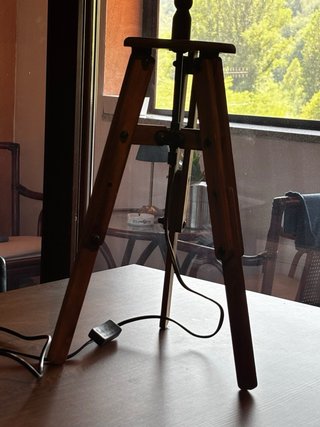 Lampada in legno con paralume in tessuto