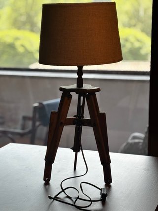 Lampada in legno con paralume in tessuto