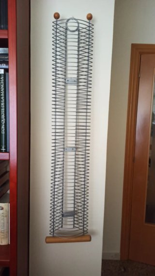 Porta CDs de metal y madera