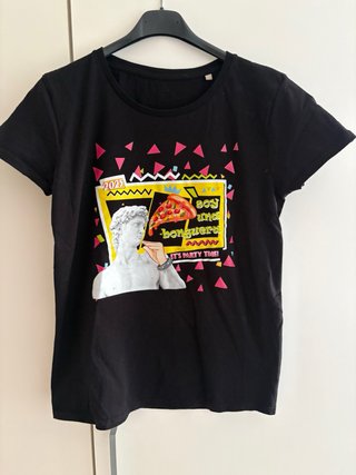 Camiseta con logo de fiesta y pizza