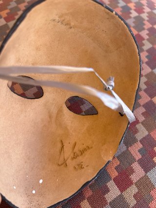 Máscara veneciana negra firmada