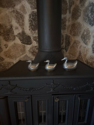 Chimenea de leña negra y gris